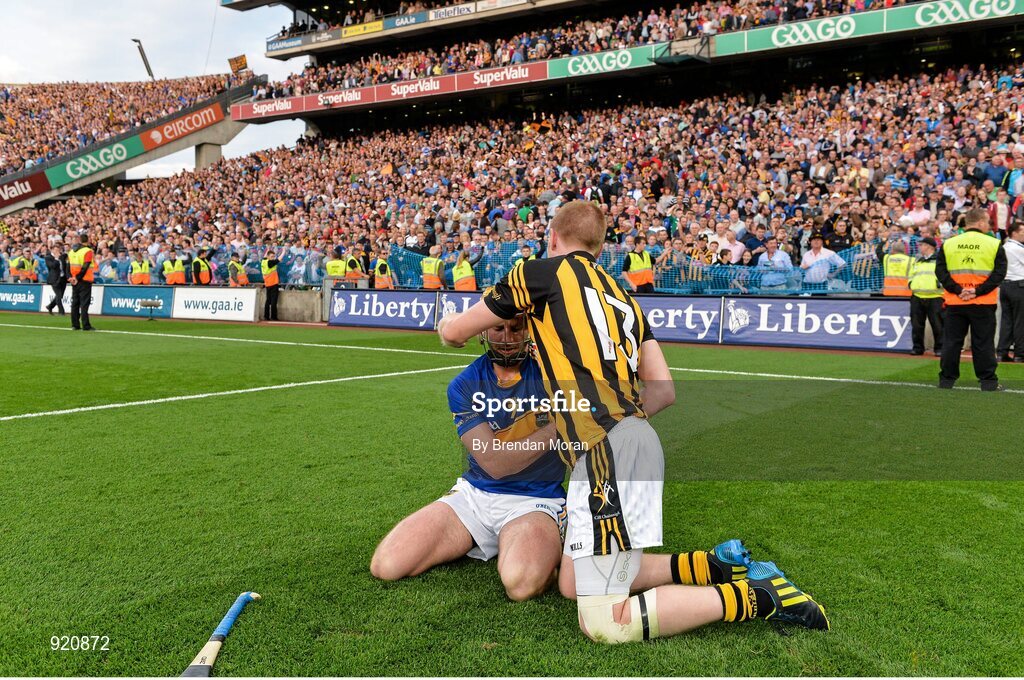 27 September 2014; Richie Power, Kilkenny, consoles Kieran Bergin, Tipperary, after the final whistle. GAA Hurling All Ireland Senior Championship Final Replay, Kilkenny v Tipperary. Croke Park, Dublin. Picture credit: Brendan Moran / SPORTSFILE