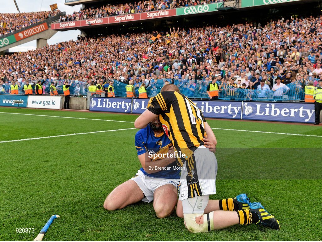 27 September 2014; Richie Power, Kilkenny, consoles Kieran Bergin, Tipperary, after the final whistle. GAA Hurling All Ireland Senior Championship Final Replay, Kilkenny v Tipperary. Croke Park, Dublin. Picture credit: Brendan Moran / SPORTSFILE