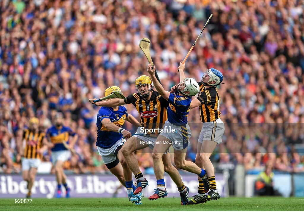 27 September 2014; Colin Fennelly, Kilkenny, in action against James Barry, left, and Brendan Maher, Tipperary. GAA Hurling All Ireland Senior Championship Final Replay, Kilkenny v Tipperary. Croke Park, Dublin. Picture credit: Stephen McCarthy / SPORTSFILE