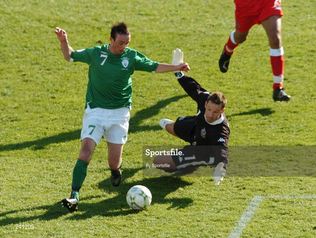 24 March 2007; The Republic of Ireland's Stephen Ireland  rounds the Welsh goalkeeper Daniel Coyne to score for the first goal. 2008 European Championship Qualifier, Republic of Ireland v Wales, Croke Park, Dublin. Photo by Sportsfile *** Local Caption ***