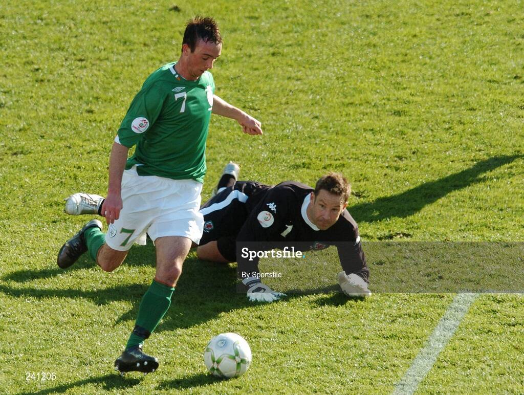 24 March 2007; The Republic of Ireland's Stephen Ireland rounds the Welsh goalkeeper Daniel Coyne to score for the first goal. 2008 European Championship Qualifier, Republic of Ireland v Wales, Croke Park, Dublin. Photo by Sportsfile *** Local Caption ***