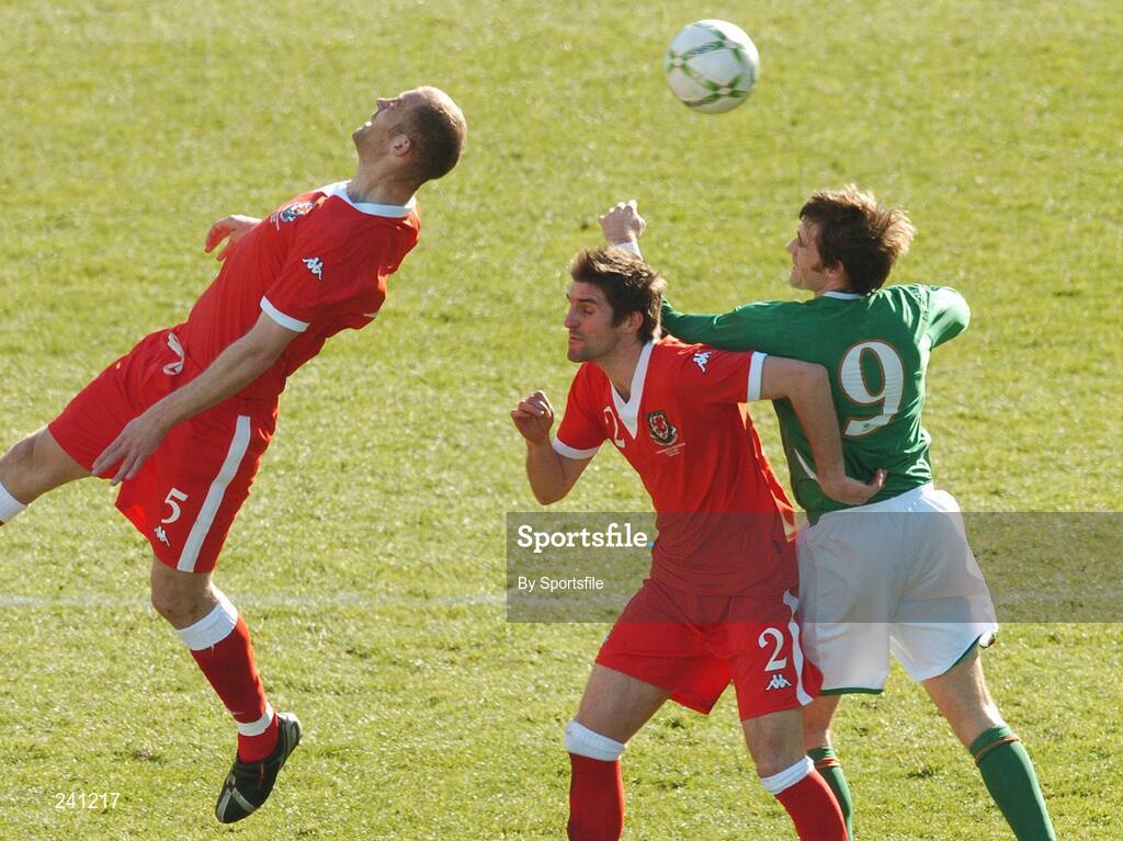 24 March 2007; Kevin Kilbane, Republic of Ireland, in action against Steven Evans, left, and Samuel Ricketts, Wales. 2008 European Championship Qualifier, Republic of Ireland v Wales, Croke Park, Dublin. Photo by Sportsfile *** Local Caption ***