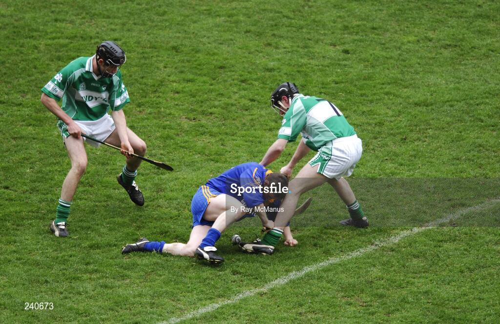 17 March 2007; Johnny Loughlin, Loughrea, is tackled by Ballyhale Shamrocks players Bob Alyward, left, and Ray Regan. AIB All-Ireland Senior Club Hurling Championship Final, Ballyhale Shamrocks v Loughrea, Croke Park, Dublin. Picture credit: Ray McManus / SPORTSFILE