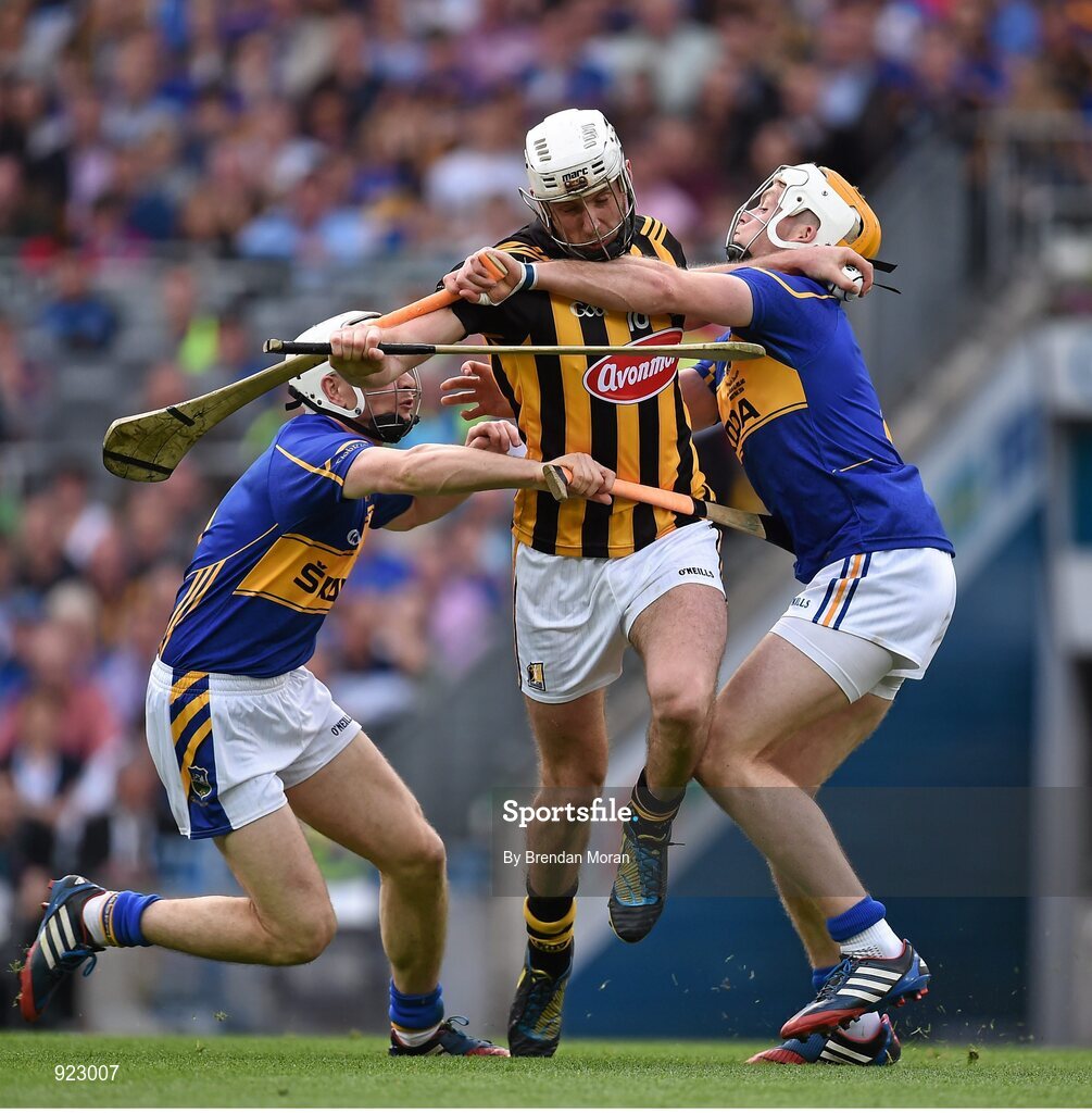 27 September 2014; Michael Fennelly, Kilkenny, in action against Brendan Maher, left, and Padraic Maher, Tipperary. GAA Hurling All Ireland Senior Championship Final Replay, Kilkenny v Tipperary. Croke Park, Dublin. Picture credit: Brendan Moran / SPORTSFILE