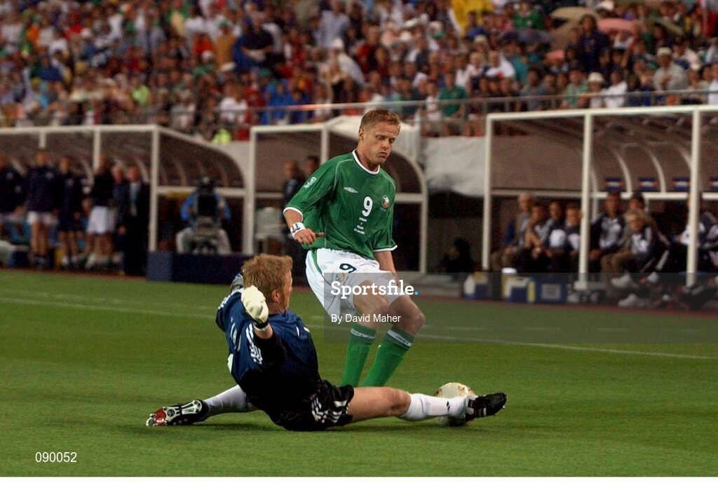 5 June 2002; Damien Duff, Republic of Ireland, is tackled by Germany goalkeeper Oliver Kahn. FIFA World Cup Finals, Group E, Republic of Ireland v Germany, Ibaraki Stadium, Ibaraki, Japan. Picture credit: David Maher / SPORTSFILE
