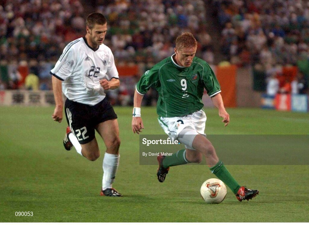 5 June 2002; Damien Duff, Republic of Ireland, races clear of Torsten Frings, Germany. FIFA World Cup Finals, Group E, Republic of Ireland v Germany, Ibaraki Stadium, Ibaraki, Japan. Picture credit: David Maher / SPORTSFILE