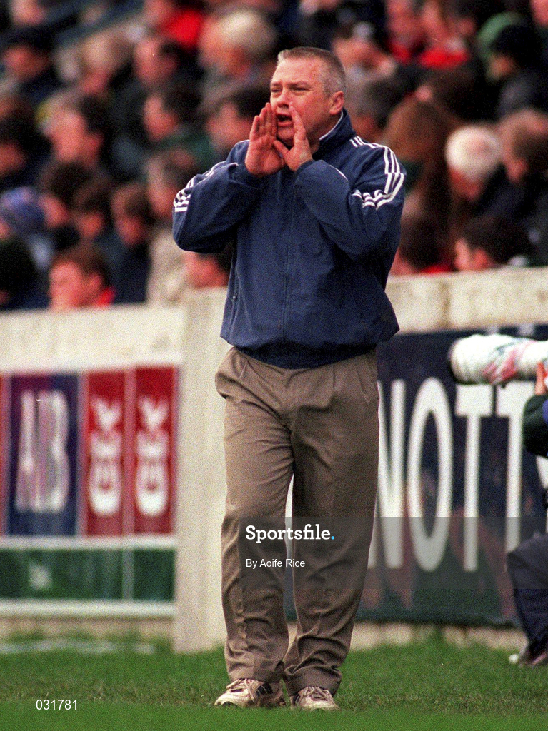 28 November 1999; Kerry manager Páidí O'Sé during the Church & General National Football League match between Dublin and Kerry at Parnell Park in Dublin. Photo by Aoife Rice/Sportsfile