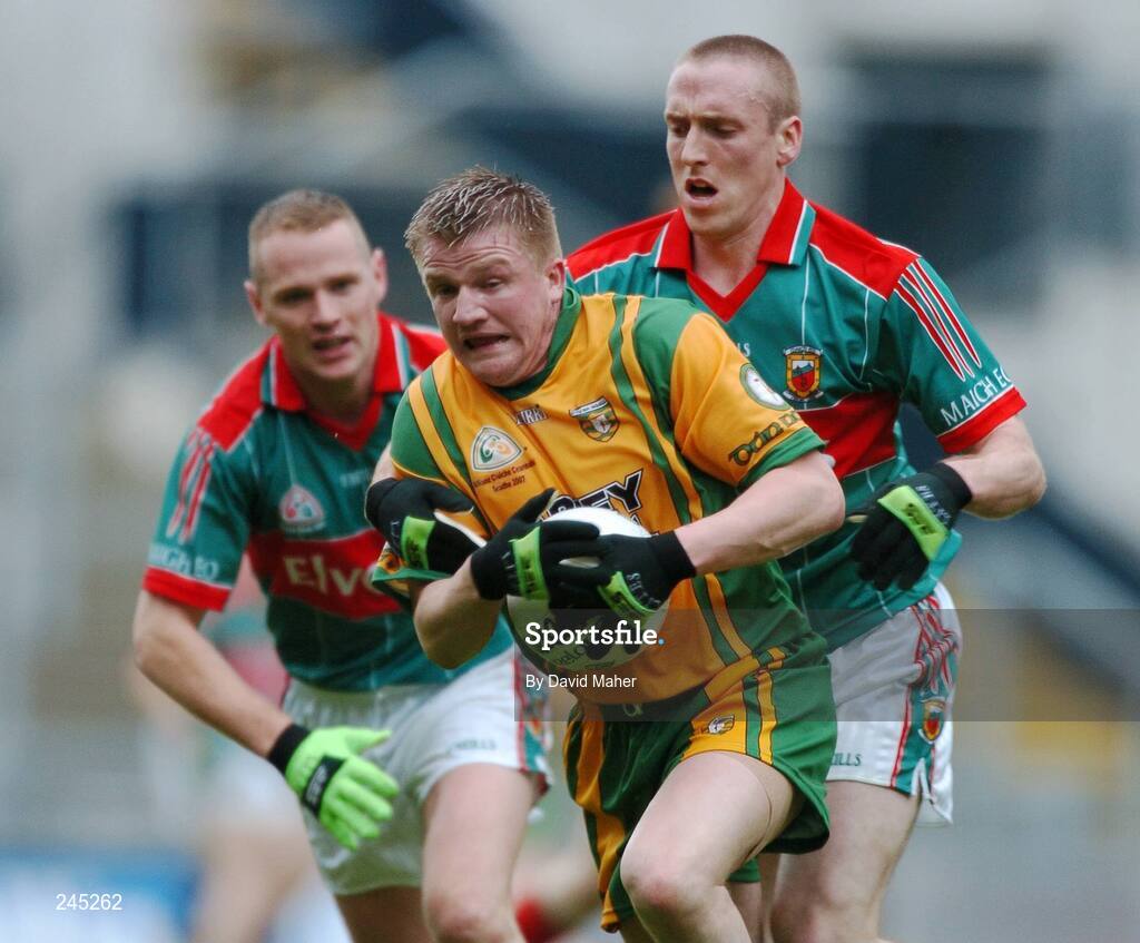 22 April 2007; Eamon McGee, Donegal, in action against David Heaney, right, and Ger Brady, Mayo. Allianz National Football League, Division 1 Final, Mayo v Donegal, Croke Park, Dublin. Picture credit: David Maher / SPORTSFILE
