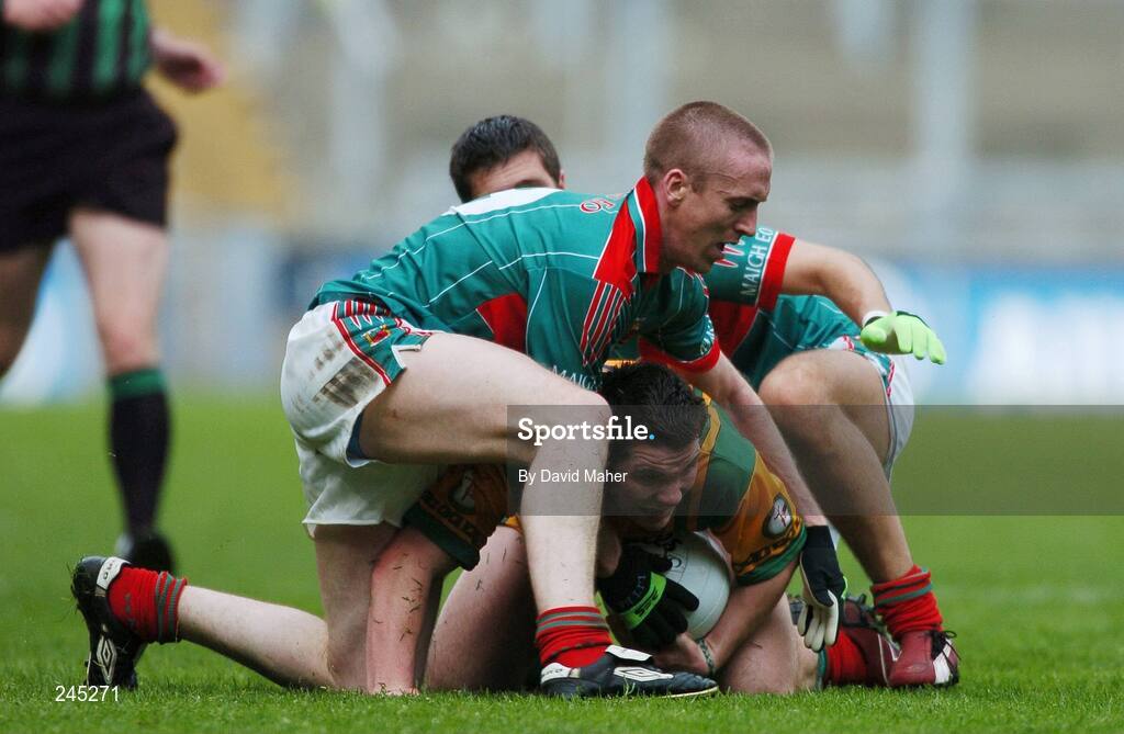 22 April 2007; David Heaney, Mayo, in action against Kevin Cassidy, Donegal. Allianz National Football League, Division 1 Final, Mayo v Donegal, Croke Park, Dublin. Picture credit: David Maher / SPORTSFILE
