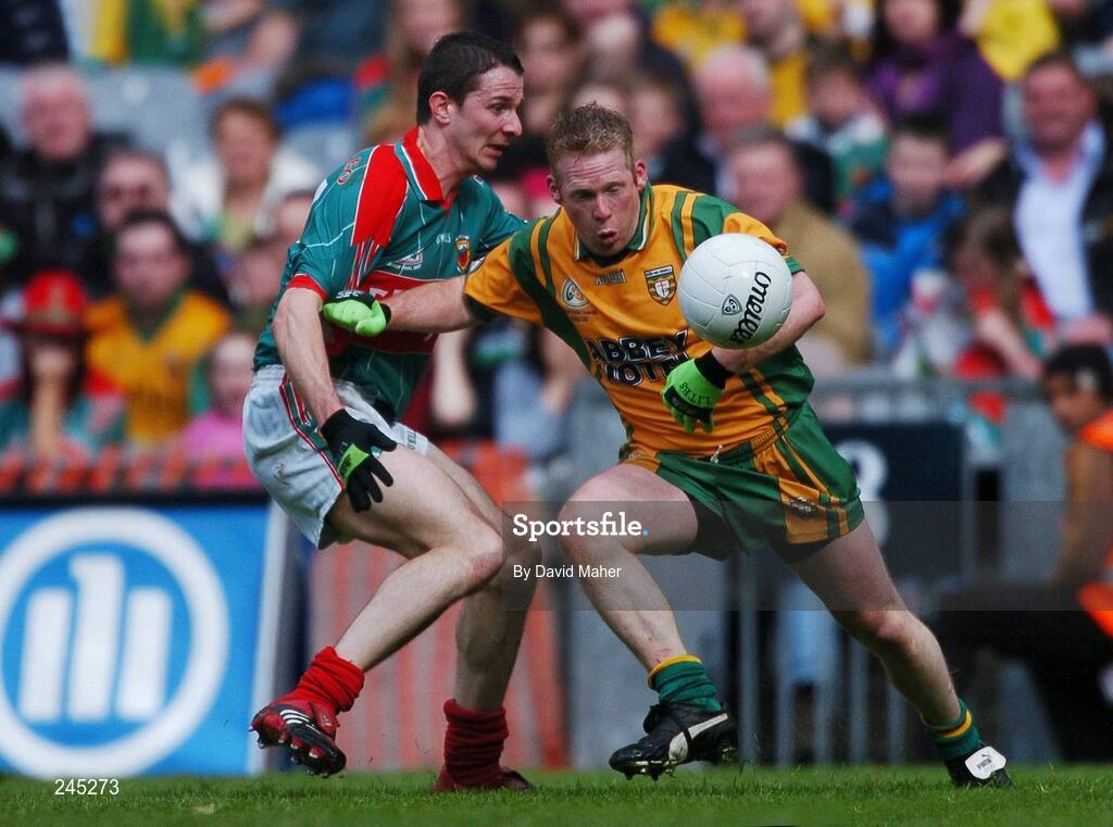 22 April 2007; Brian Roper, Donegal, in action against Peadar Gardiner, Mayo. Allianz National Football League, Division 1 Final, Mayo v Donegal, Croke Park, Dublin. Picture credit: David Maher / SPORTSFILE