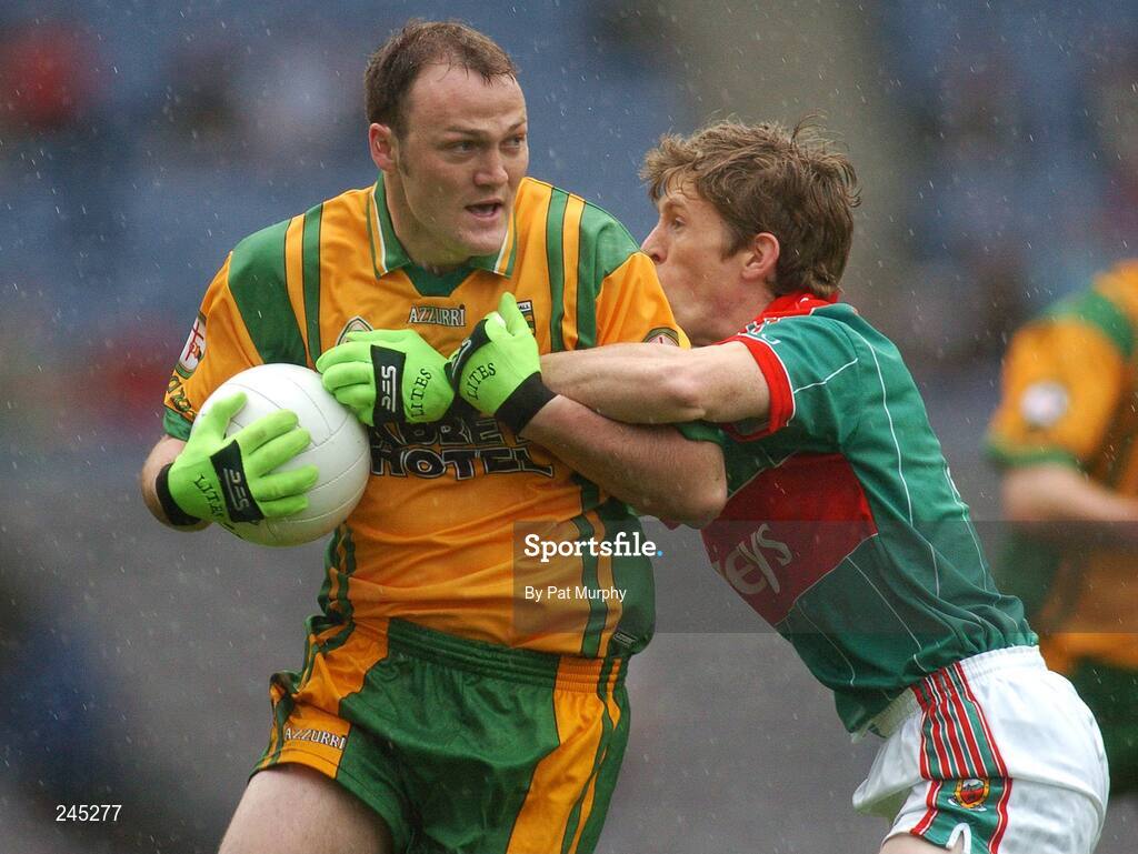 22 April 2007; Colm McFadden, Donegal, in action against Liam O'Malley, Mayo. Allianz National Football League, Division 1 Final, Mayo v Donegal, Croke Park, Dublin. Picture credit: Pat Murphy / SPORTSFILE
