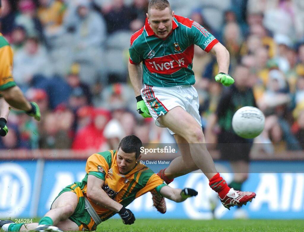 22 April 2007; Ger Brady, Mayo, in action against Barry Dunnion, Donegal. Allianz National Football League, Division 1 Final, Mayo  v Donegal, Croke Park, Dublin. Picture credit: David Maher / SPORTSFILE