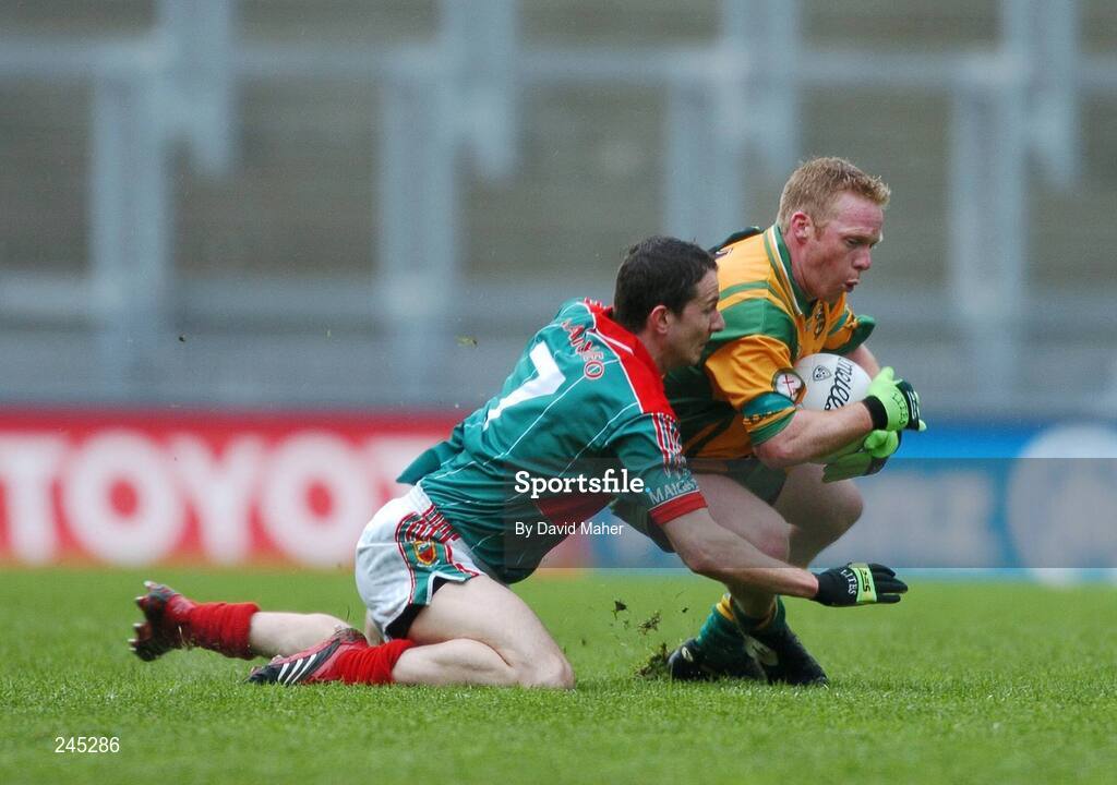 22 April 2007; Brian Roper, Donegal, in action against Peadar Gardiner, Mayo. Allianz National Football League, Division 1 Final, Mayo v Donegal, Croke Park, Dublin. Picture credit: David Maher / SPORTSFILE