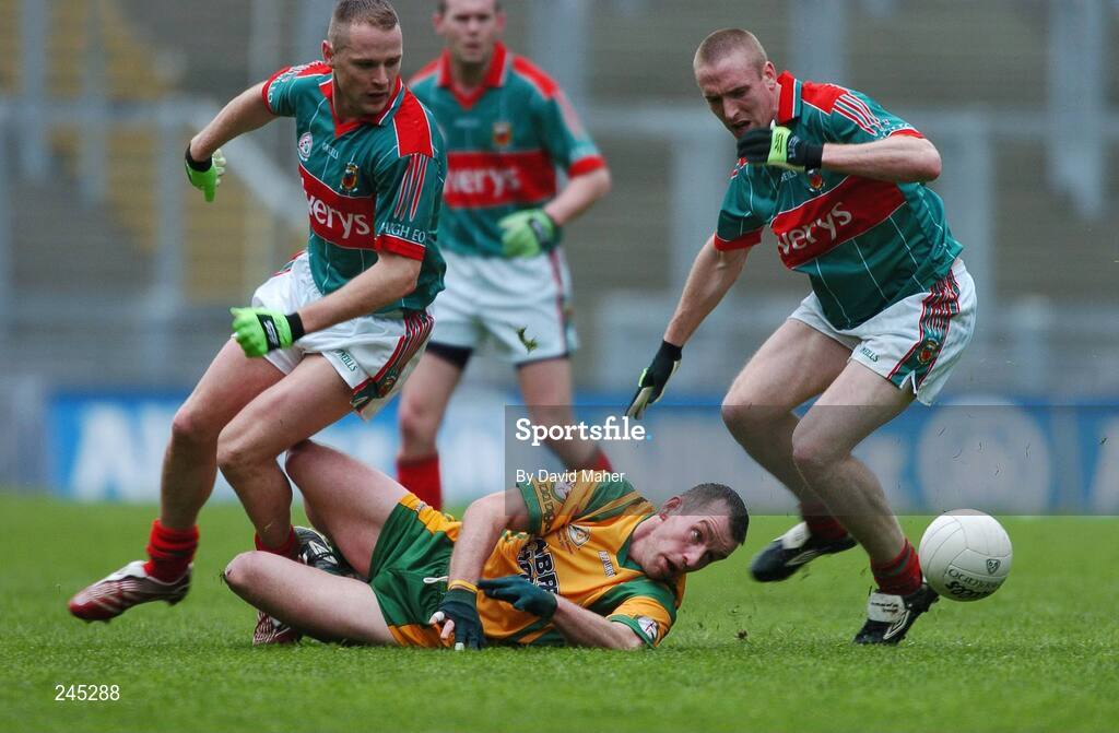 22 April 2007; Barry Monahan, Donegal, in action against Ger Brady, left, and David Heaney, Mayo. Allianz National Football League, Division 1 Final, Mayo v Donegal, Croke Park, Dublin. Picture credit: David Maher / SPORTSFILE