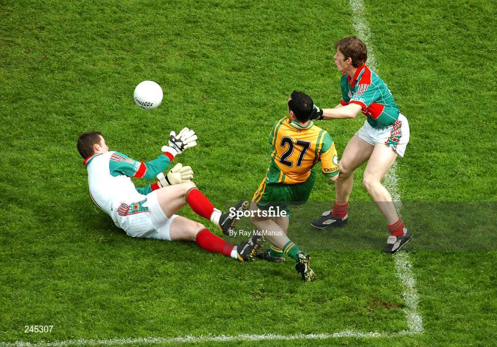 22 April 2007; Mayo goalkeeper David Clarke, supported by Liam O'Malley, stops a shot from Donegal's Brendan Devaney. Allianz National Football League, Division 1, Final, Mayo v Donegal, Croke Park, Co. Dublin. Picture credit: Ray McManus / SPORTSFILE