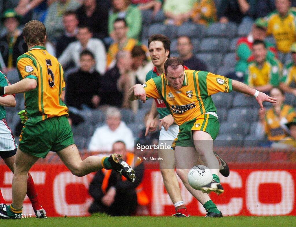 22 April 2007; Adrian Sweeney kicks Donegal's final point of the game. Allianz National Football League, Division 1 Final, Mayo v Donegal, Croke Park, Dublin. Picture credit: Pat Murphy / SPORTSFILE
