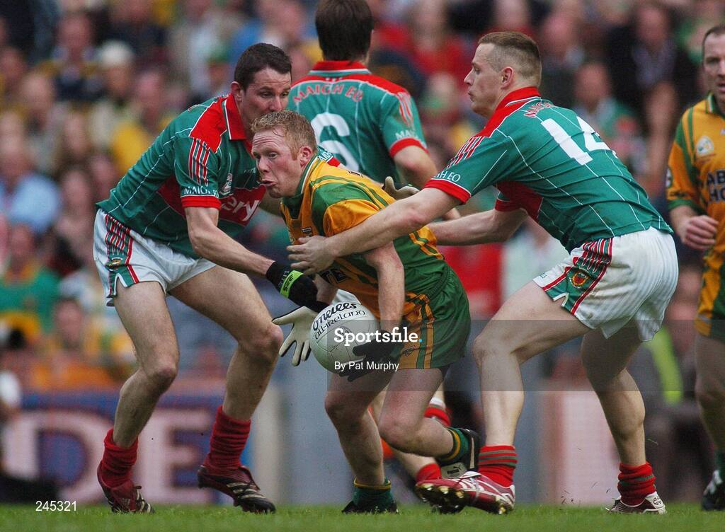 22 April 2007; Brian Roper, Donegal, in action against Peadar Gardiner, left, and Ger Brady, right, Mayo. Allianz National Football League, Division 1 Final, Mayo v Donegal, Croke Park, Dublin. Picture credit: Pat Murphy / SPORTSFILE