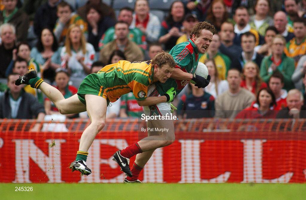 22 April 2007; Andy Moran, Mayo, in action against Thomas Donoghue, Donegal. Allianz National Football League, Division 1 Final, Mayo v Donegal, Croke Park, Dublin. Picture credit: Pat Murphy / SPORTSFILE