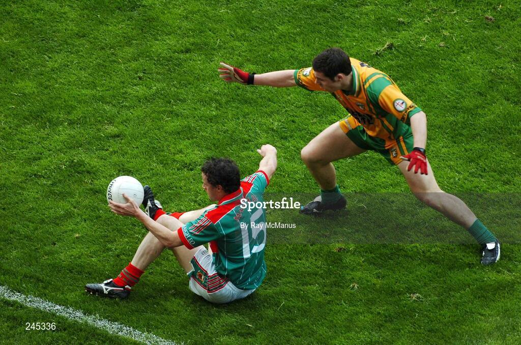 22 April 2007; Kevin O'Neill, Mayo, attempts to kick the ball under pressure from Donegal's Kevin Cassidy. Allianz National Football League, Division 1, Final, Mayo v Donegal, Croke Park, Co. Dublin. Picture credit: Ray McManus / SPORTSFILE