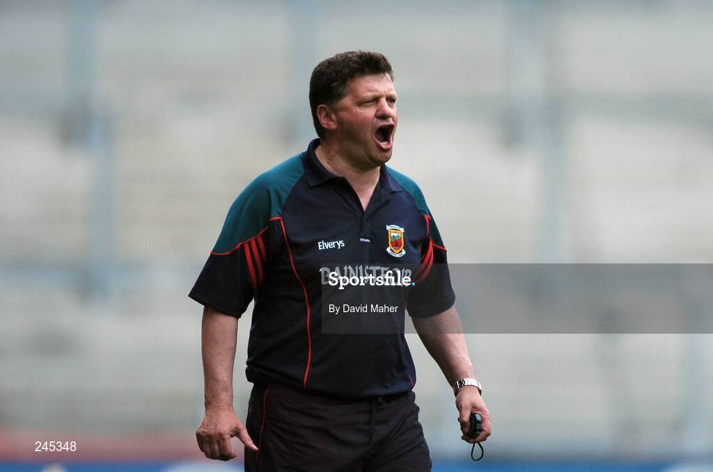 22 April 2007; Mayo manager John O'Mahoney shouts instructions to his players during the game. Allianz National Football League, Division 1 Final, Mayo v Donegal, Croke Park, Dublin. Picture credit: David Maher / SPORTSFILE
