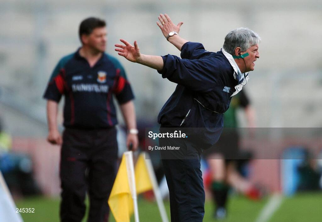 22 April 2007; Donegal manager Brian McIver shouts instructions to his players with Mayo manager John O'Mahoney in the background. Allianz National Football League, Division 1 Final, Mayo v Donegal, Croke Park, Dublin. Picture credit: David Maher / SPORTSFILE
