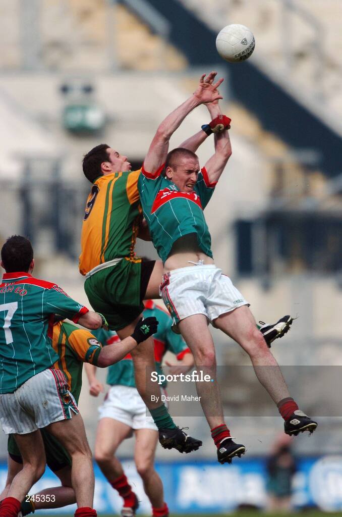 22 April 2007; David Heaney, Mayo, in action against Kevin Cassidy, Donegal. Allianz National Football League, Division 1 Final, Mayo v Donegal, Croke Park, Dublin. Picture credit: David Maher / SPORTSFILE