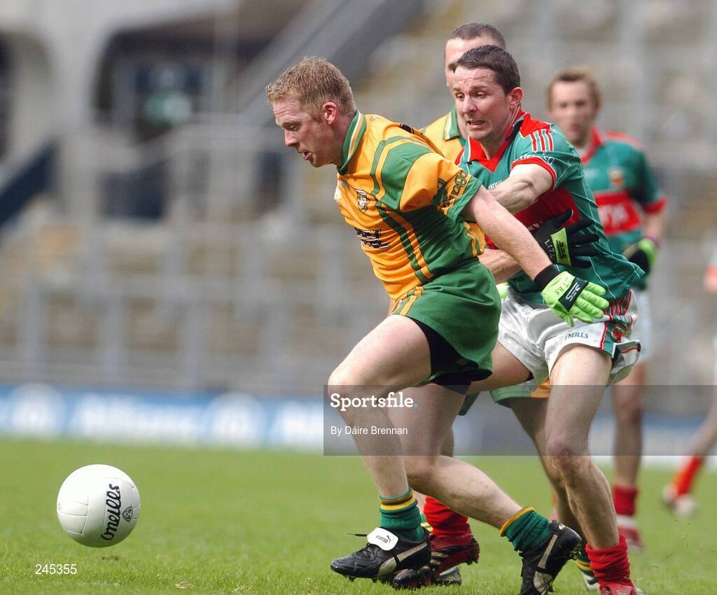 22 April 2007; Brian Roper, Donegal, in action against Peadar Gardiner, Mayo. Allianz National Football League, Division 1 Final, Mayo v Donegal, Croke Park, Dublin. Picture credit: Dáire Brennan / SPORTSFILE
