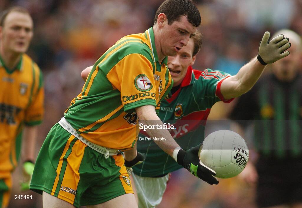 22 April 2007; Ciaran Bonner, Donegal, in action against James Nallen, Mayo. Allianz National Football League, Division 1 Final, Mayo v Donegal, Croke Park, Dublin. Picture credit: Pat Murphy / SPORTSFILE