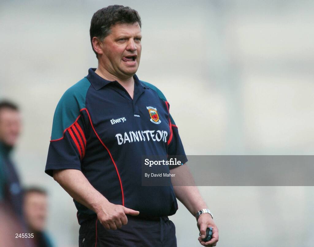 22 April 2007; John O'Mahony, Mayo manager, issues instructions to his players. Allianz National Football League, Division 1 Final, Mayo v Donegal, Croke Park, Dublin. Picture credit: David Maher / SPORTSFILE