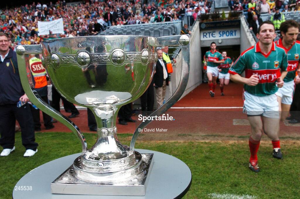 22 April 2007; Mayo players past the Allianz National Football League trophy before the start of the game. Allianz National Football League, Division 1 Final, Mayo v Donegal, Croke Park, Dublin. Picture credit: David Maher / SPORTSFILE