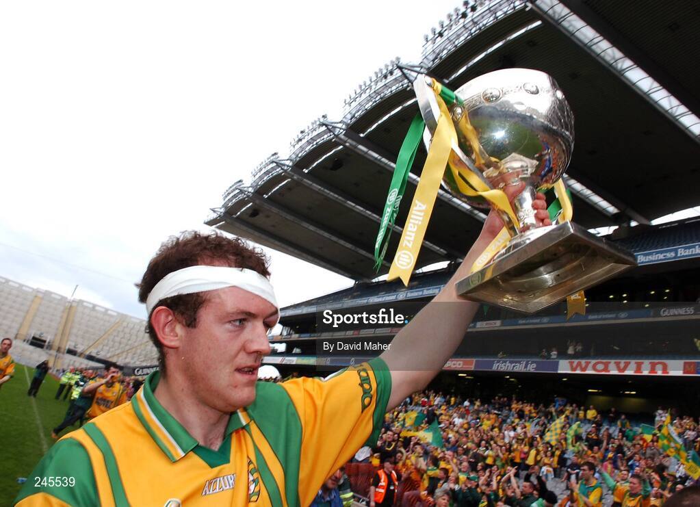 22 April 2007; Donegal captain Neil Gallagher holds up the cup to the crowd at the end of the game. Allianz National Football League, Division 1 Final, Mayo v Donegal, Croke Park, Dublin. Picture credit: David Maher / SPORTSFILE