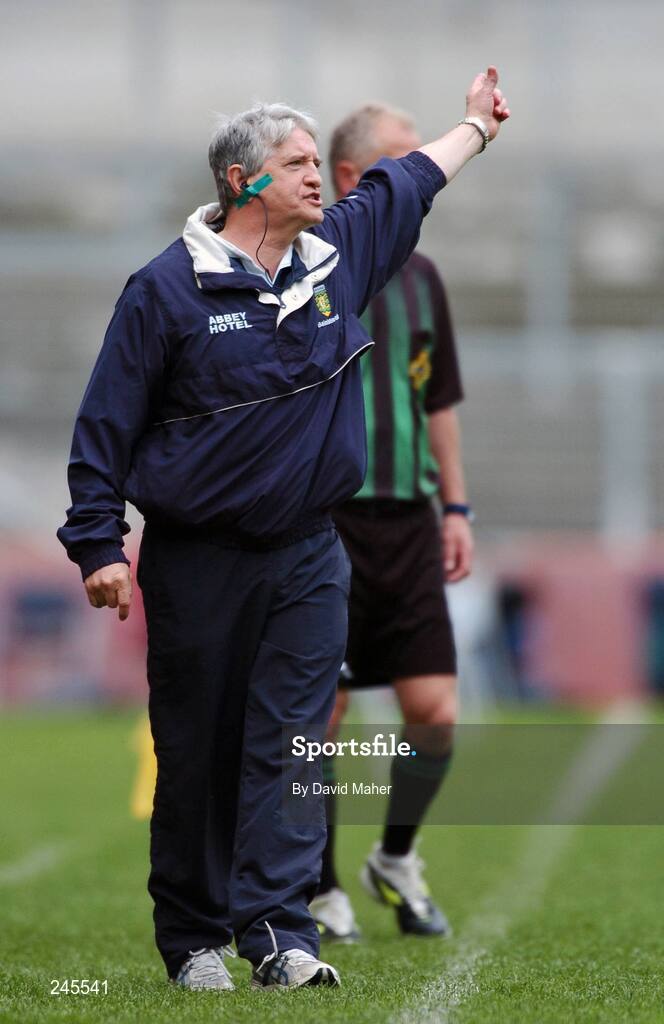 22 April 2007; Brian McIver, Donegal manager, issues instructions to his players. Allianz National Football League, Division 1 Final, Mayo v Donegal, Croke Park, Dublin. Picture credit: David Maher / SPORTSFILE
