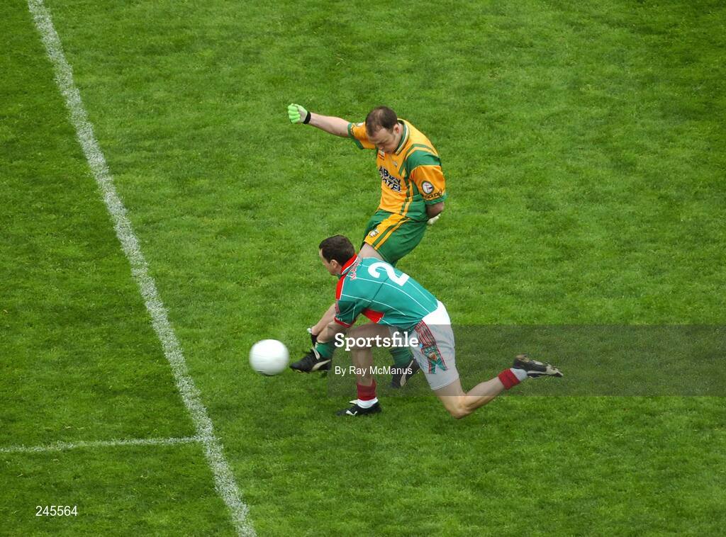 22 April 2007; Colm McFadden, Donegal, in action against Keith Higgins, Mayo. Allianz National Football League, Division 1, Final, Mayo v Donegal, Croke Park, Co. Dublin. Picture credit: Ray McManus / SPORTSFILE