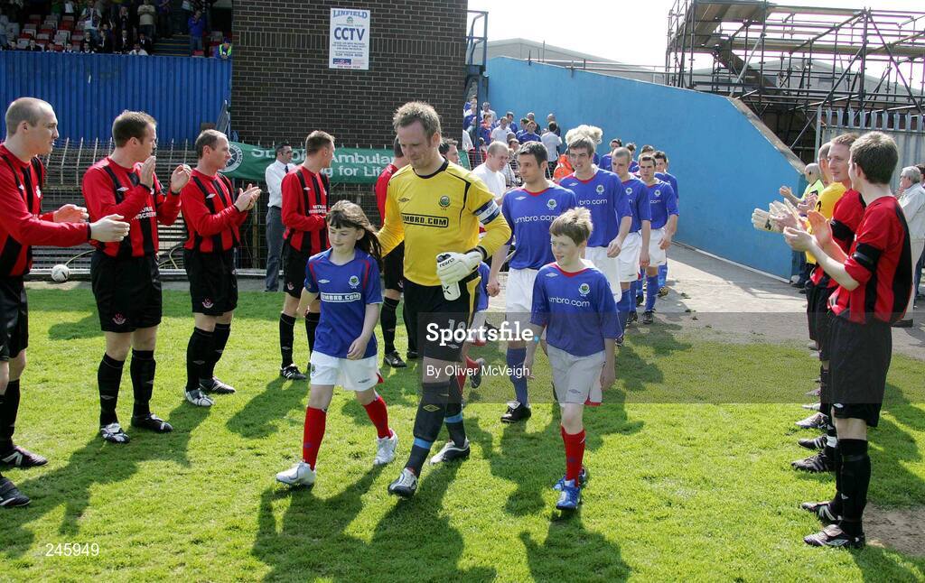 28 April 2007; The Crusaders team applaud, Linfield, the new League Champions on to the field. Carnegie Premier League, Linfield v Crusaders, Windsor Park, Belfast, Co. Antrim. Picture credit; Oliver McVeigh / SPORTSFILE