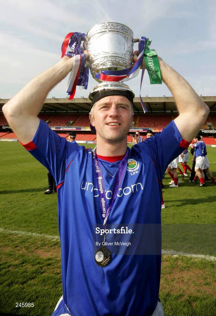 28 April 2007; Linfield's William Murphy with the Gibson cup League Championship. Carnegie Premier League, Linfield v Crusaders, Windsor Park, Belfast, Co. Antrim. Picture credit; Oliver McVeigh / SPORTSFILE