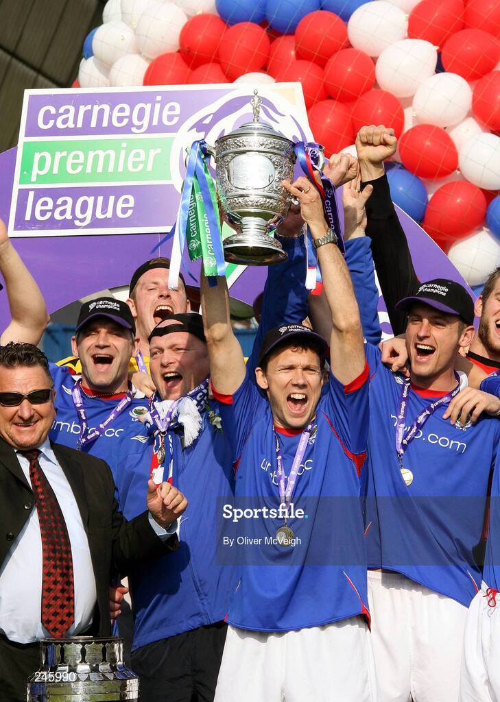 28 April 2007; Linfield Captain Noel Bailie holds aloft the Gibson cup. Carnegie Premier League, Linfield v Crusaders, Windsor Park, Belfast, Co. Antrim. Picture credit; Oliver McVeigh / SPORTSFILE