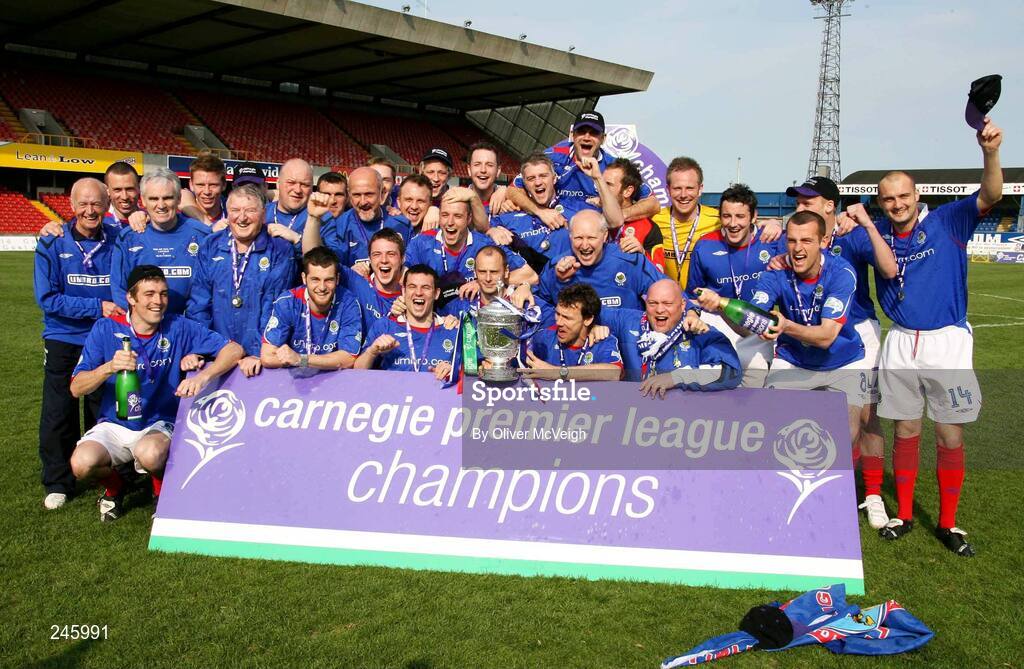 28 April 2007; The Linfield squad celebrate with the Gibson cup. Carnegie Premier League, Linfield v Crusaders, Windsor Park, Belfast, Co. Antrim. Picture credit; Oliver McVeigh / SPORTSFILE