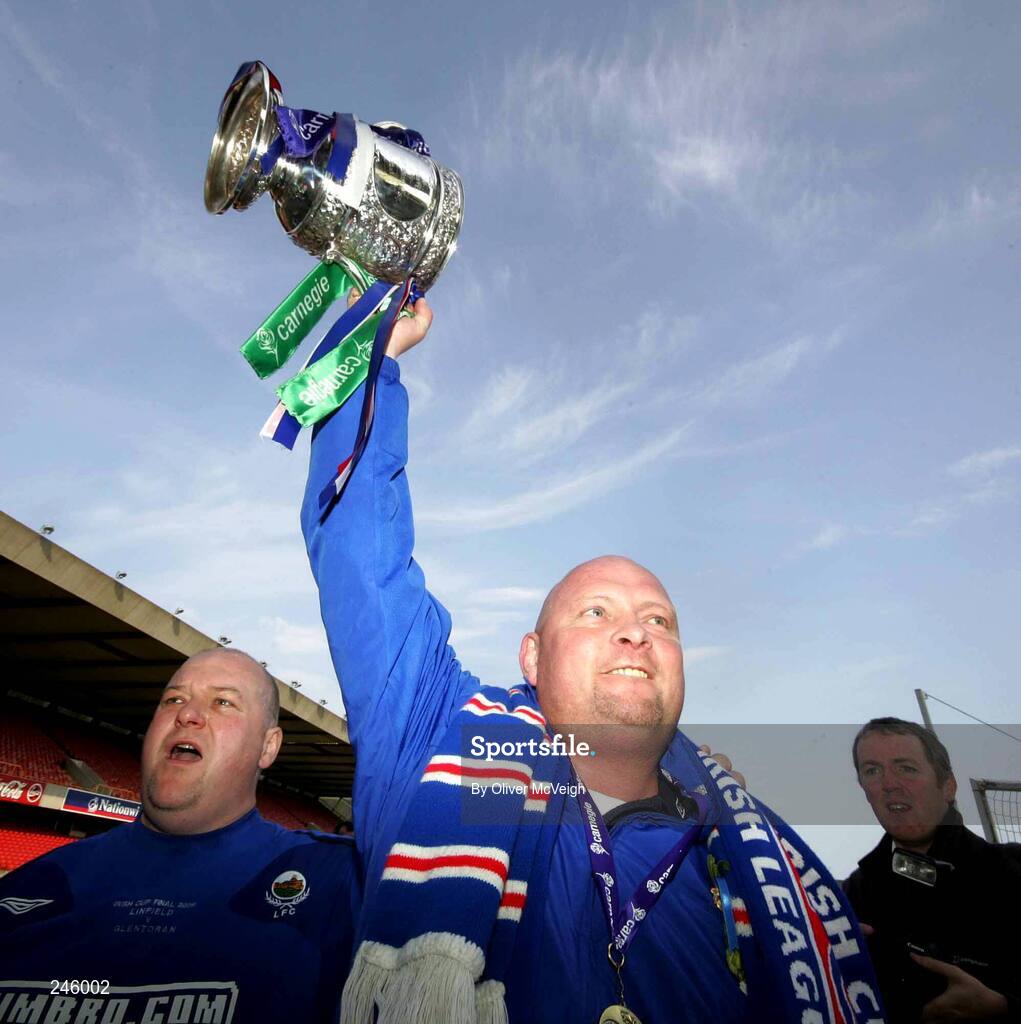 28 April 2007; Linfield manager David Jeffrey celebrates with the Gibson Cup. Carnegie Premier League, Linfield v Crusaders, Windsor Park, Belfast, Co. Antrim. Picture credit; Oliver McVeigh / SPORTSFILE
