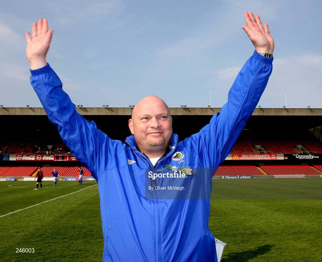 28 April 2007; Linfield manager David Jeffrey salutes the crowd at the end of the game. Carnegie Premier League, Linfield v Crusaders, Windsor Park, Belfast, Co. Antrim. Picture credit; Oliver McVeigh / SPORTSFILE