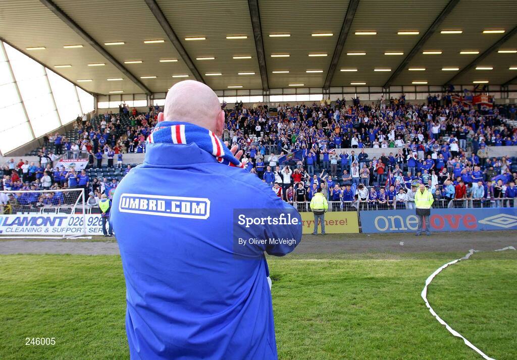 28 April 2007; Linfield manager David Jeffrey applauds the crowd at the end of the game. Carnegie Premier League, Linfield v Crusaders, Windsor Park, Belfast, Co. Antrim. Picture credit; Oliver McVeigh / SPORTSFILE