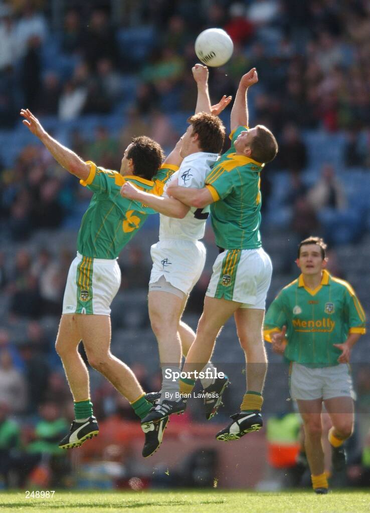 20 May 2007; Derek McCormack, Kildare, in action against Anthony Moyles, left, and Niall McKeigue, Meath. Bank of Ireland Leinster Senior Football Championship, Meath v Kildare, Croke Park, Dublin. Picture credit: Brian Lawless / SPORTSFILE