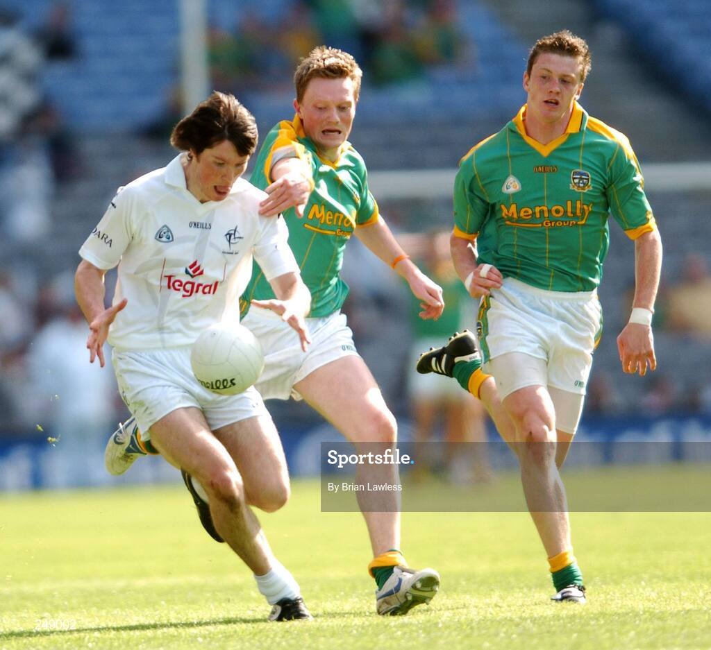 20 May 2007; David Lyons, Kildare, in action against Caoimhin King and Kevin Reilly, right, Meath. Bank of Ireland Leinster Senior Football Championship, Meath v Kildare, Croke Park, Dublin. Picture credit: Brian Lawless / SPORTSFILE