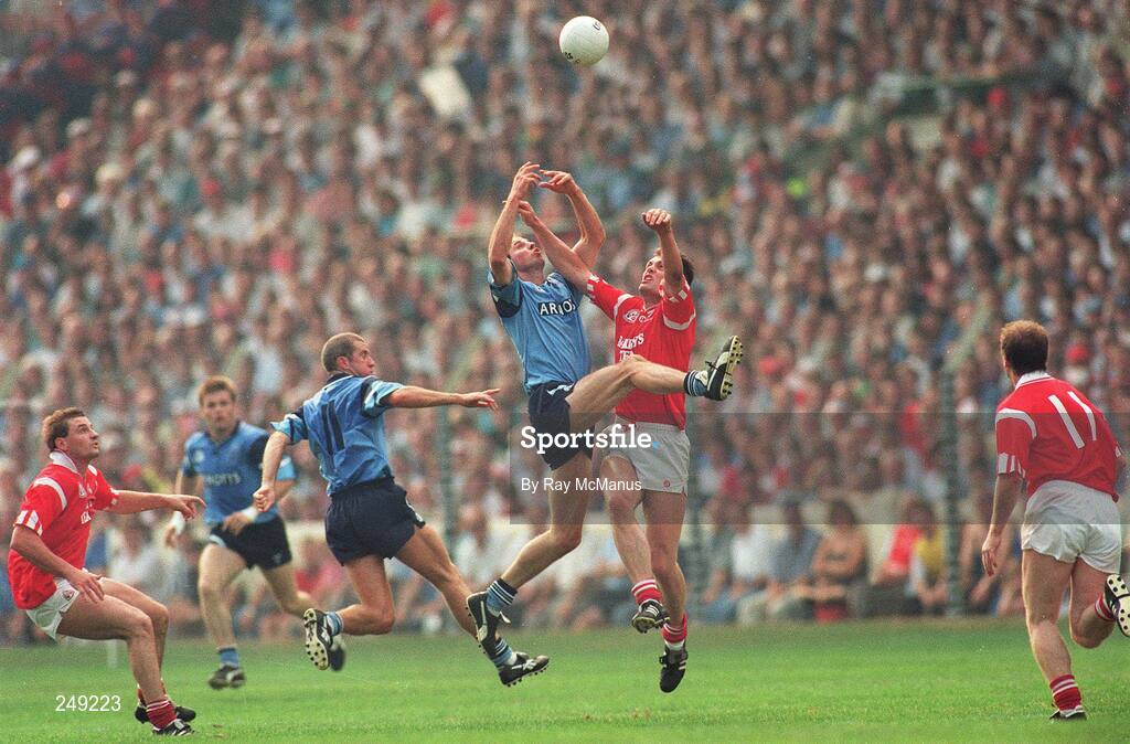20 August 1995; Brian Stynes, Dublin, contests a high ball with Liam Honohan, Cork. Bank of Ireland All-Ireland Football Semi-Final, Dublin v Cork, Croke Park, Dublin. Picture credit; Ray McManus / SPORTSFILE