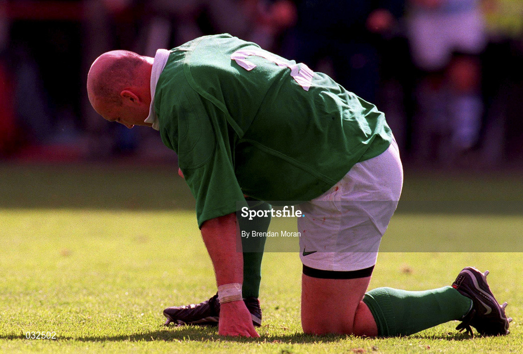 28 August 1999; Ireland's Keith Wood waits for assistance after taking a knock during the Rugby World Cup Warm-up match between Ireland and Argentina at Lansdowne Road in Dublin. Photo by Brendan Moran/Sportsfile