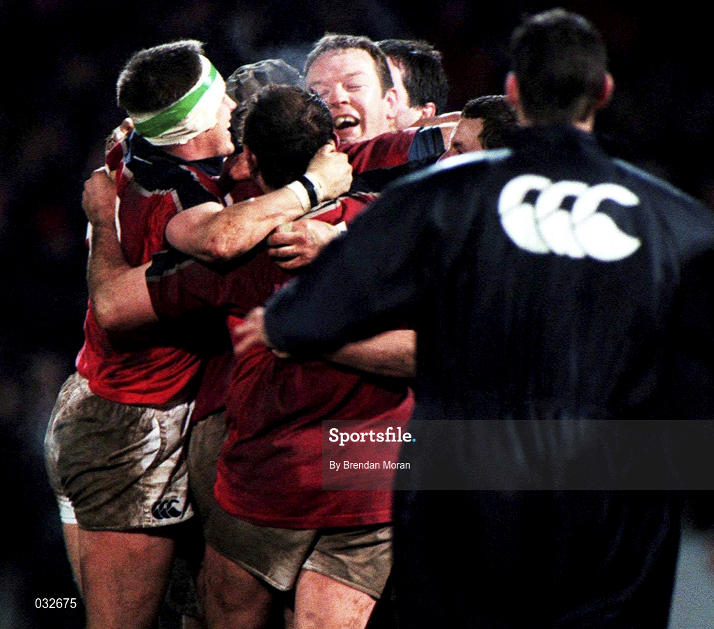 8 January 2000; Munster players celebrate their victory following the Heineken Cup Pool 4 Round 5 match between Munster and Saracens at Thomond Park in Limerick. Photo by Brendan Moran/Sportsfile