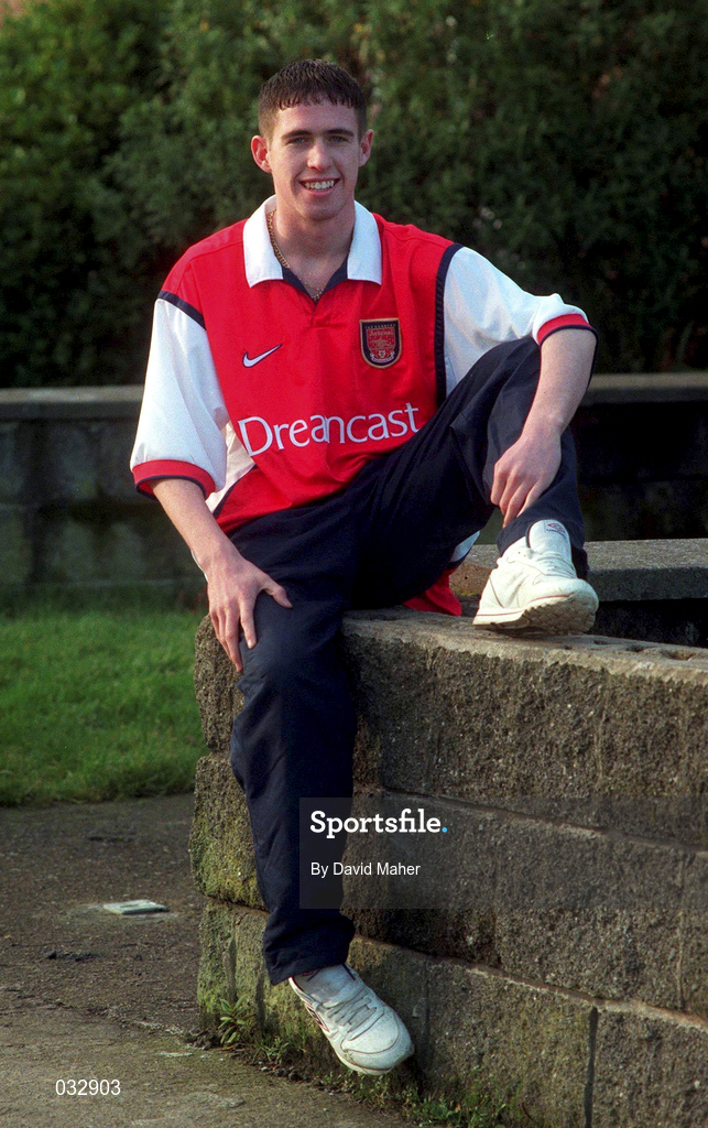 6 January 2000; Republic of Ireland and Arsenal's Stephen Bradley at his home in Jobstown, Tallaght, Dublin. Photo by David Maher/Sportsfile