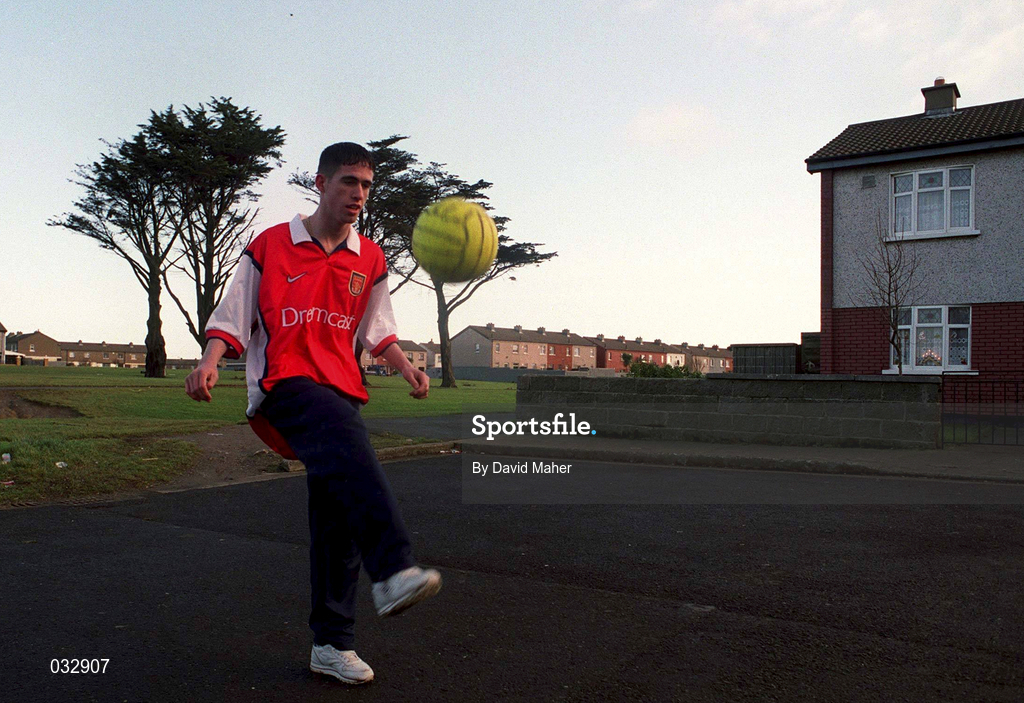 6 January 2000; Republic of Ireland and Arsenal's Stephen Bradley at his home in Jobstown, Tallaght, Dublin. Photo by David Maher/Sportsfile