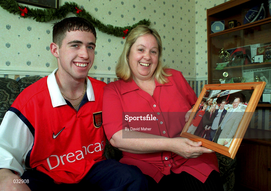 6 January 2000; Republic of Ireland and Arsenal's Stephen Bradley at his home in Jobstown, Tallaght, Dublin, with his mother Bernie holding a picture of Stephen with Liam Brady. Photo by David Maher/Sportsfile