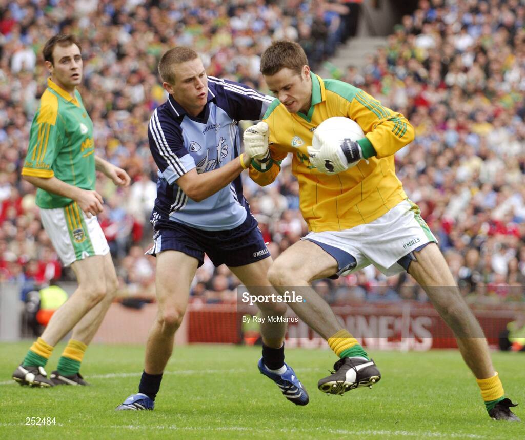 17 June 2007; Meath goalkeeper Brendan Murphy under pressure from Dublin corner-forward Tomas Quinn.  Bank of Ireland Leinster Senior Football Championship Quarter-Final Replay, Dublin v Meath, Croke Park, Dublin. Picture credit: Ray McManus / SPORTSFILE