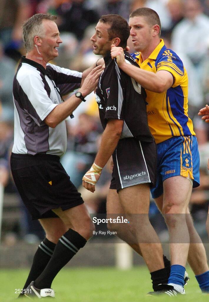 17 June 2007; Referee Jimmy White intervenes in an altercation between Sligo's Eamon O'Hara and Roscommon's Seamus O'Neill. Bank of Ireland Connacht Senior Football Championship Semi-Final, Sligo v Roscommon, Dr. Hyde Park, Roscommon. Picture credit: Ray Ryan / SPORTSFILE